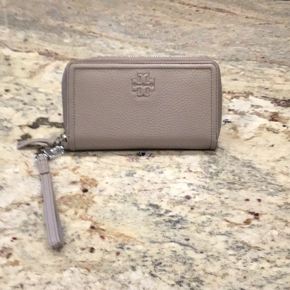 Tory Burch Handbags - TORY BURCH SMARTPHONE WRISTLET